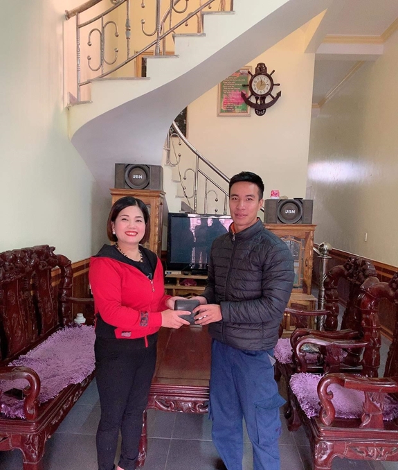 Chị Dân bàn giao lại chiếc ví cho anh Cường.